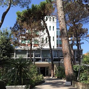 B&B Promenade Hotel Simple Con Piscina